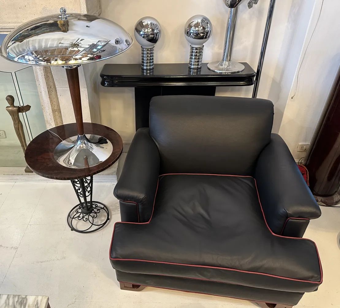 Deux petites tables anciennes avec des détails décoratifs dans un salon