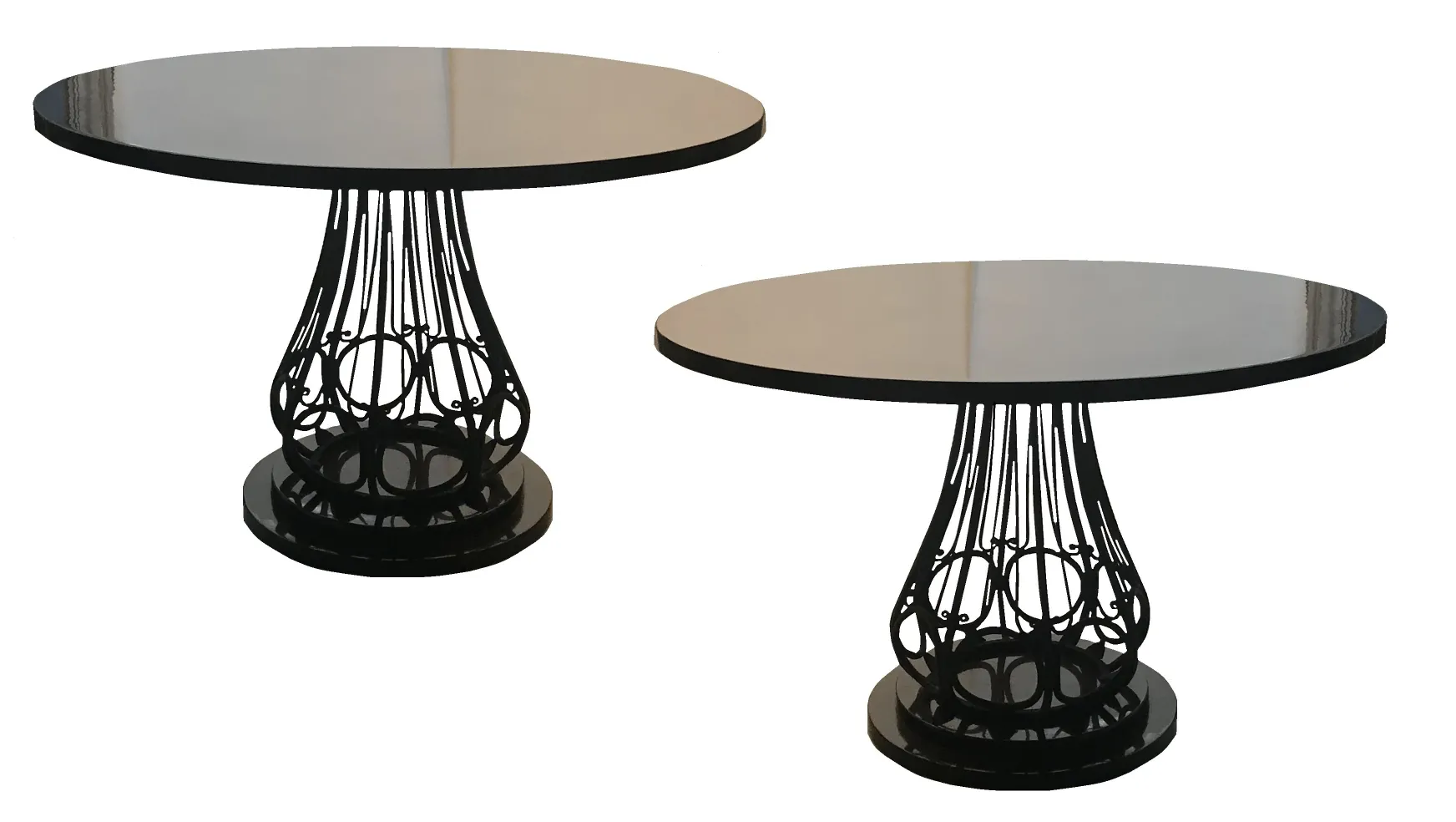 Duas mesinhas antigas com base decorativa preta