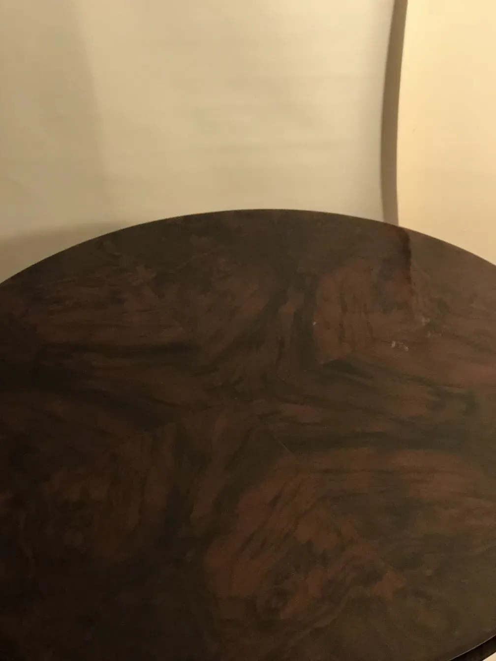 Deux petites tables anciennes avec des formes arrondies, couleur marron