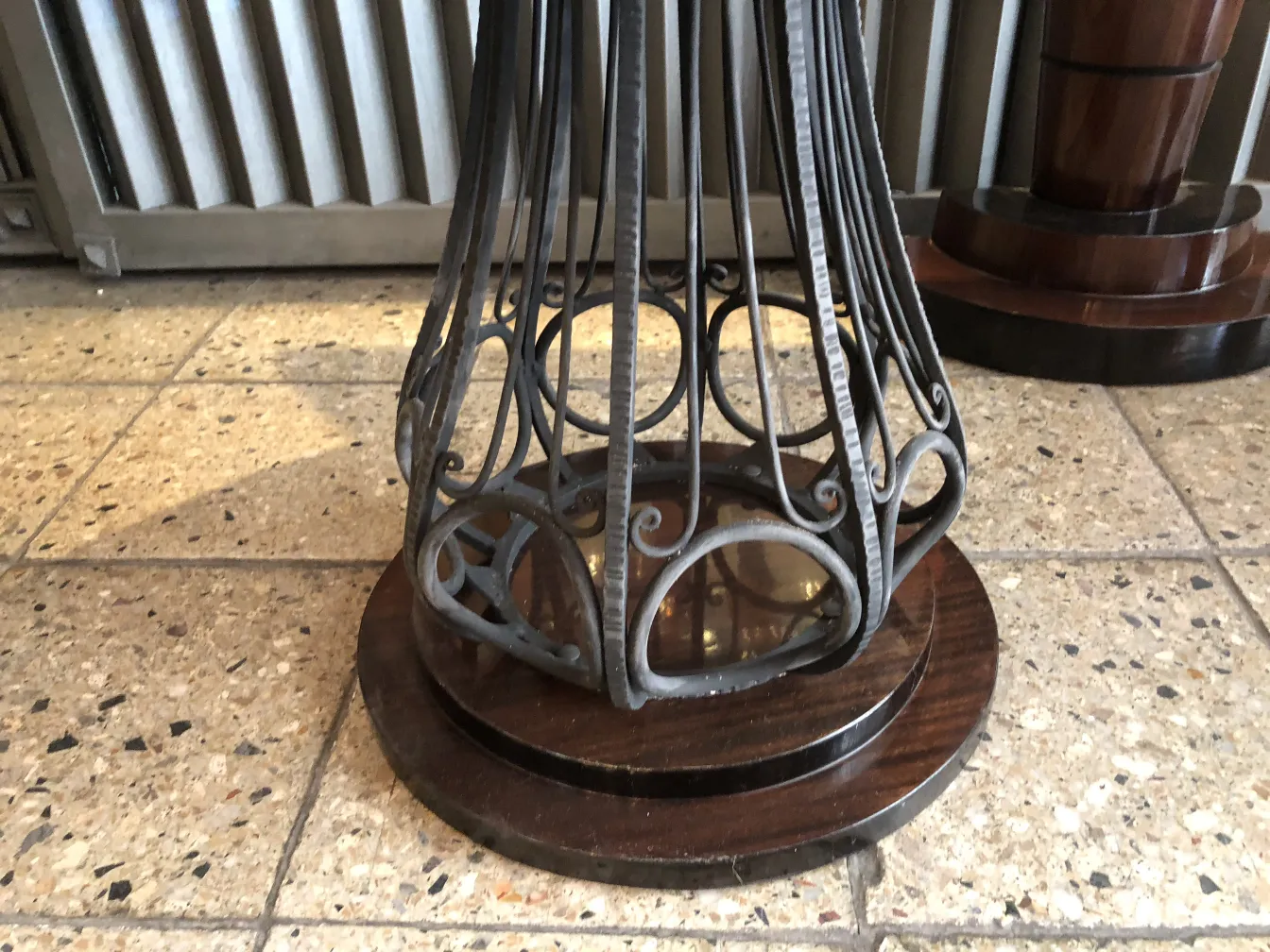 deux petites tables anciennes avec un design décoratif dans un cadre accueillant