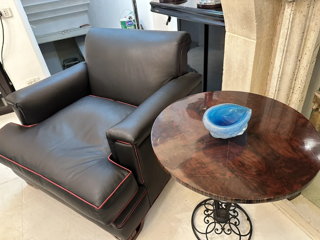 2 petites tables anciennes avec décoration simple dans un cadre moderne