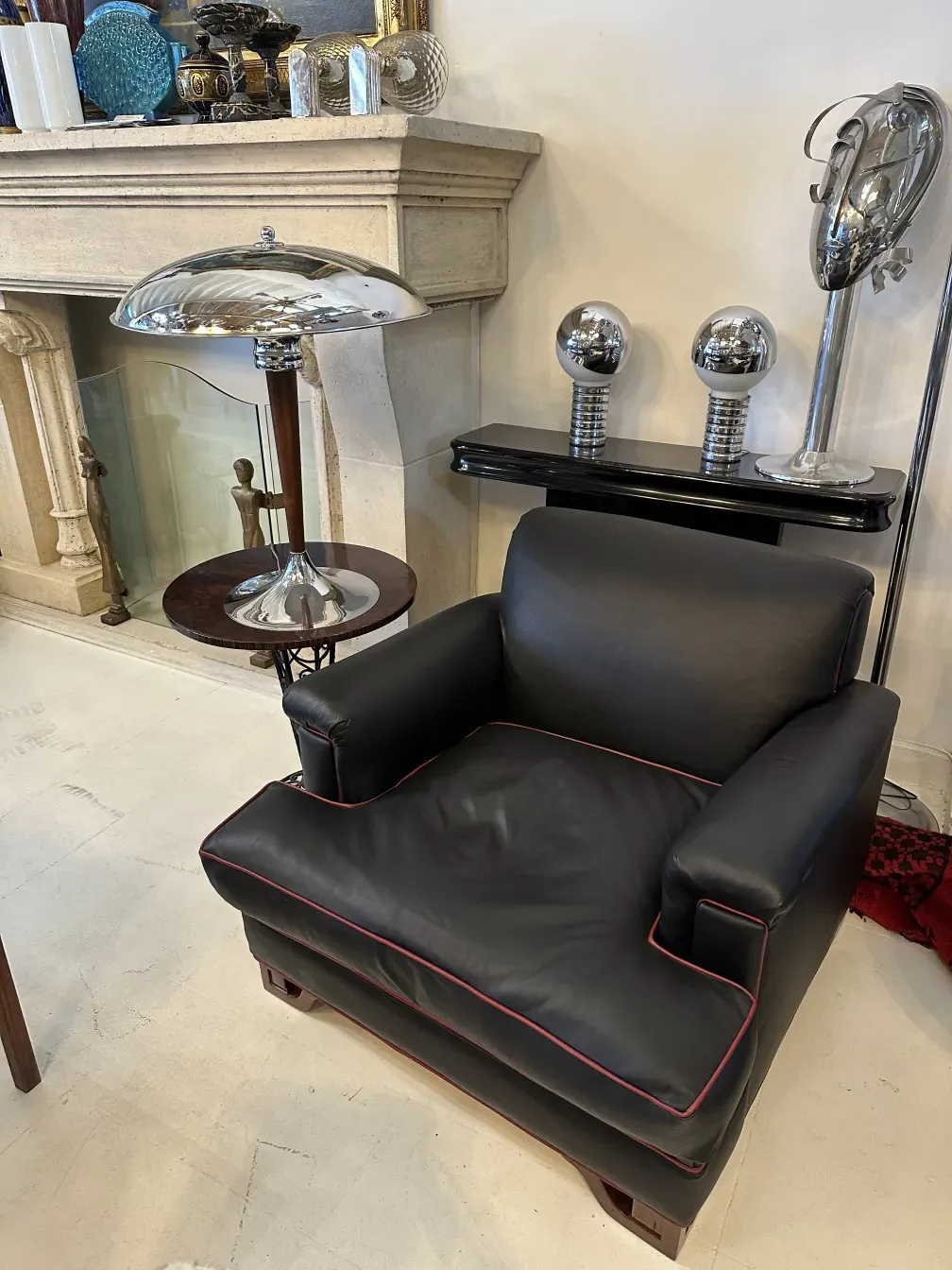 2 mesinhas antigas em um ambiente elegante com uma lâmpada moderna