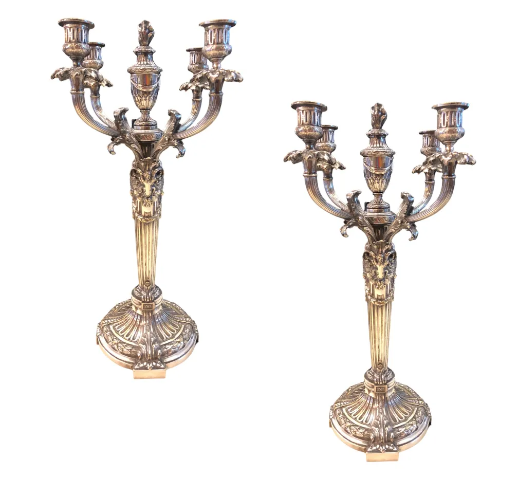 Due portacandeli antichi art nouveau con dettagli decorativi