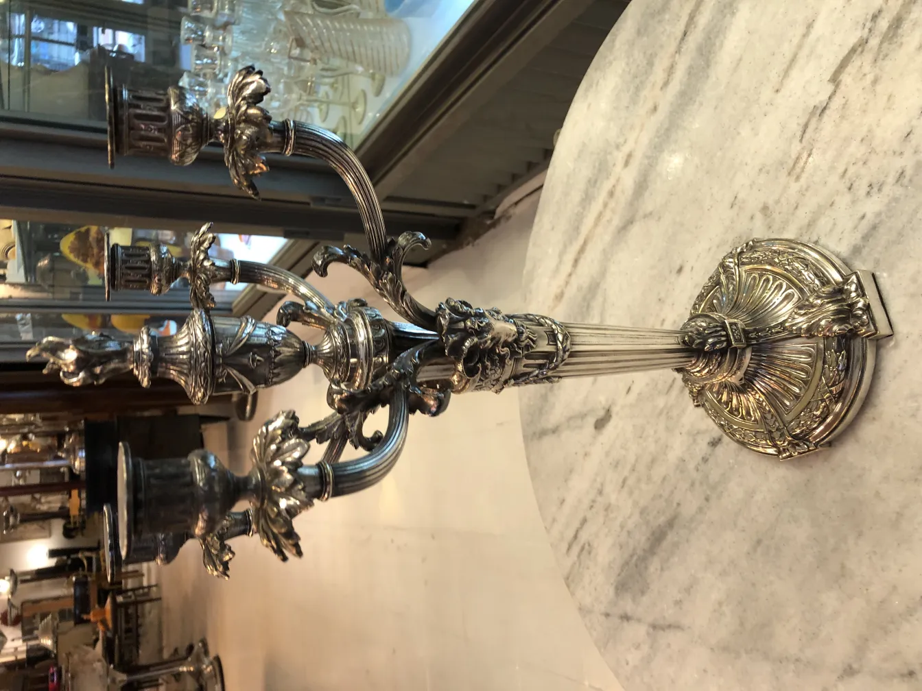 2 декоративных подсвечника античные в элегантной обстановке.