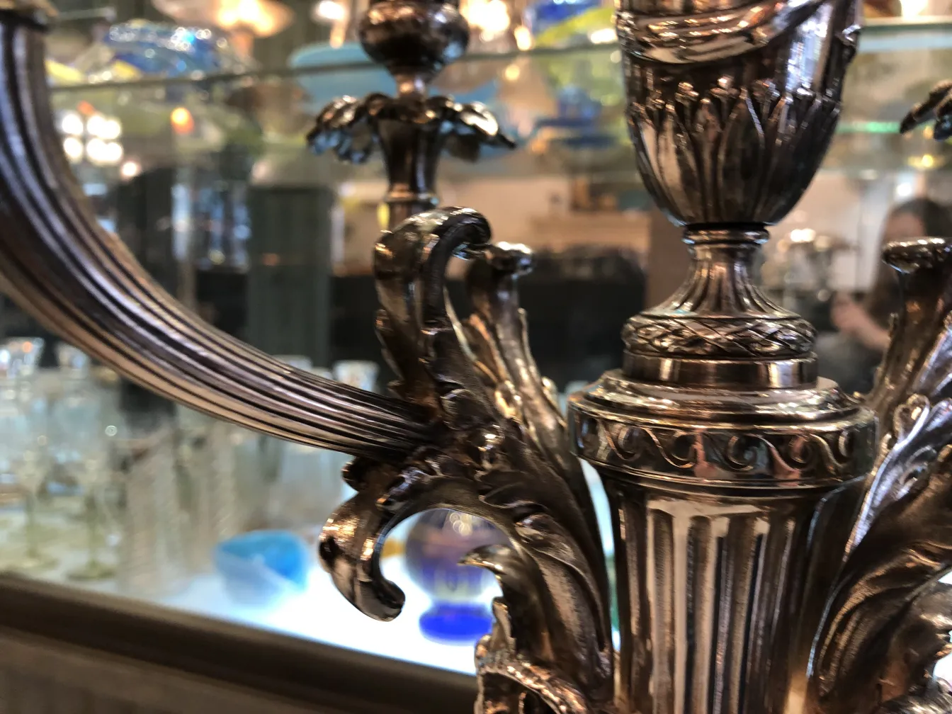 vue rapprochée de candelabres anciens art nouveau avec des détails élaborés
