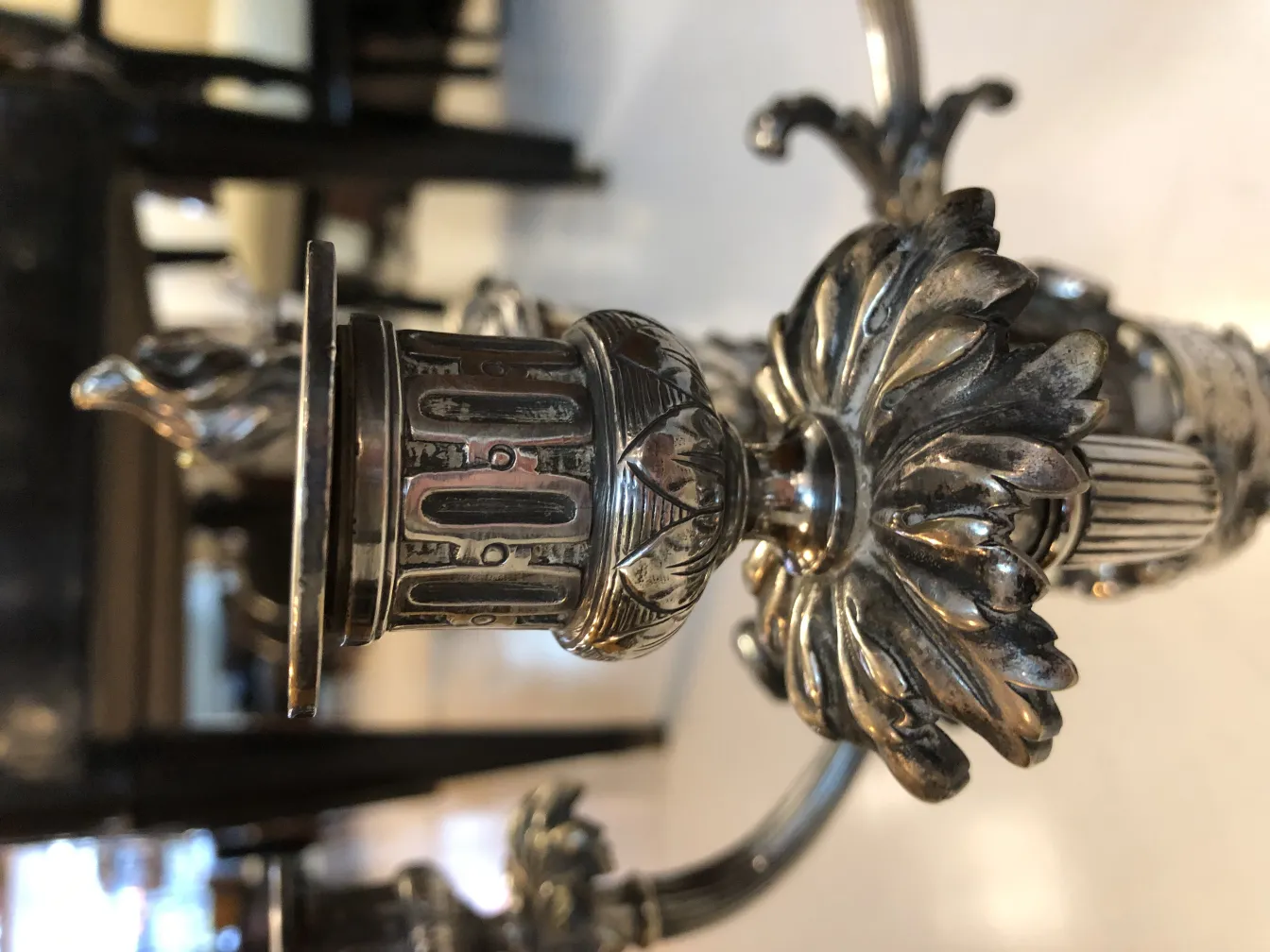 2 कैंडेलब्रा प्राचीन के साथ पृष्ठभूमि में सुंदर सजावटी विवरण