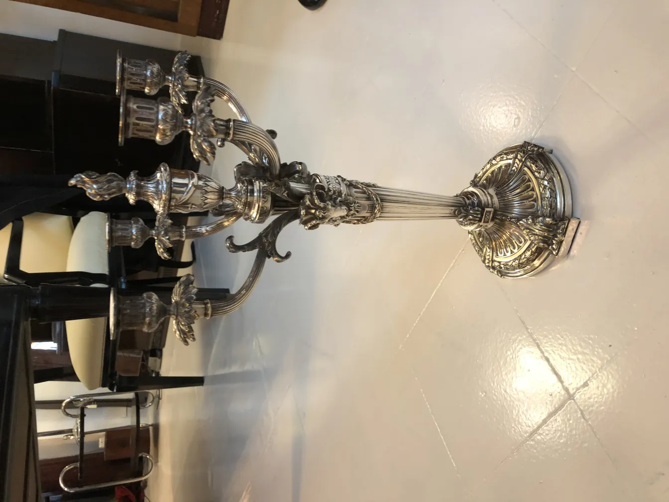 deux candélabres anciens en style Art Nouveau dans un cadre élégant