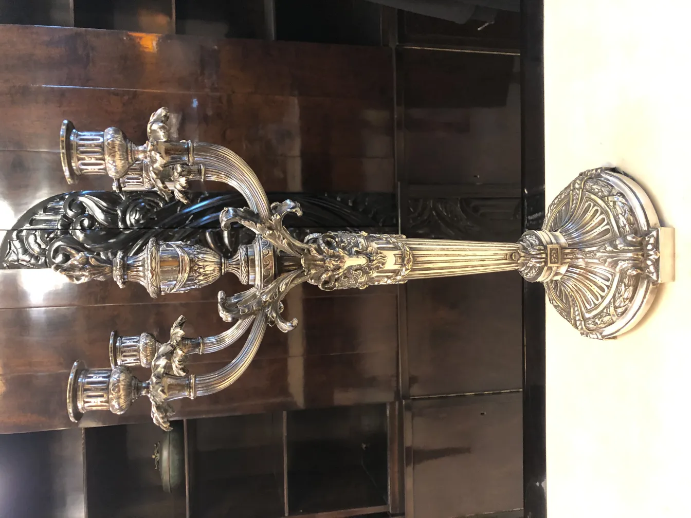 2 portacandeli antichi con dettagli decorativi in un ambiente elegante.