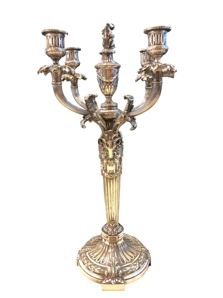 zwei antike Kerzenhalter mit kompliziertem Art Nouveau-Design, dekorativ