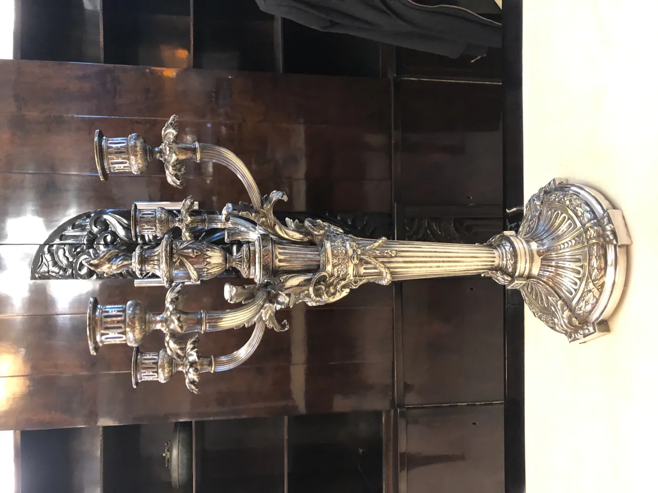 Castiçais antigos com várias luzes e detalhes decorativos, ambiente elegante