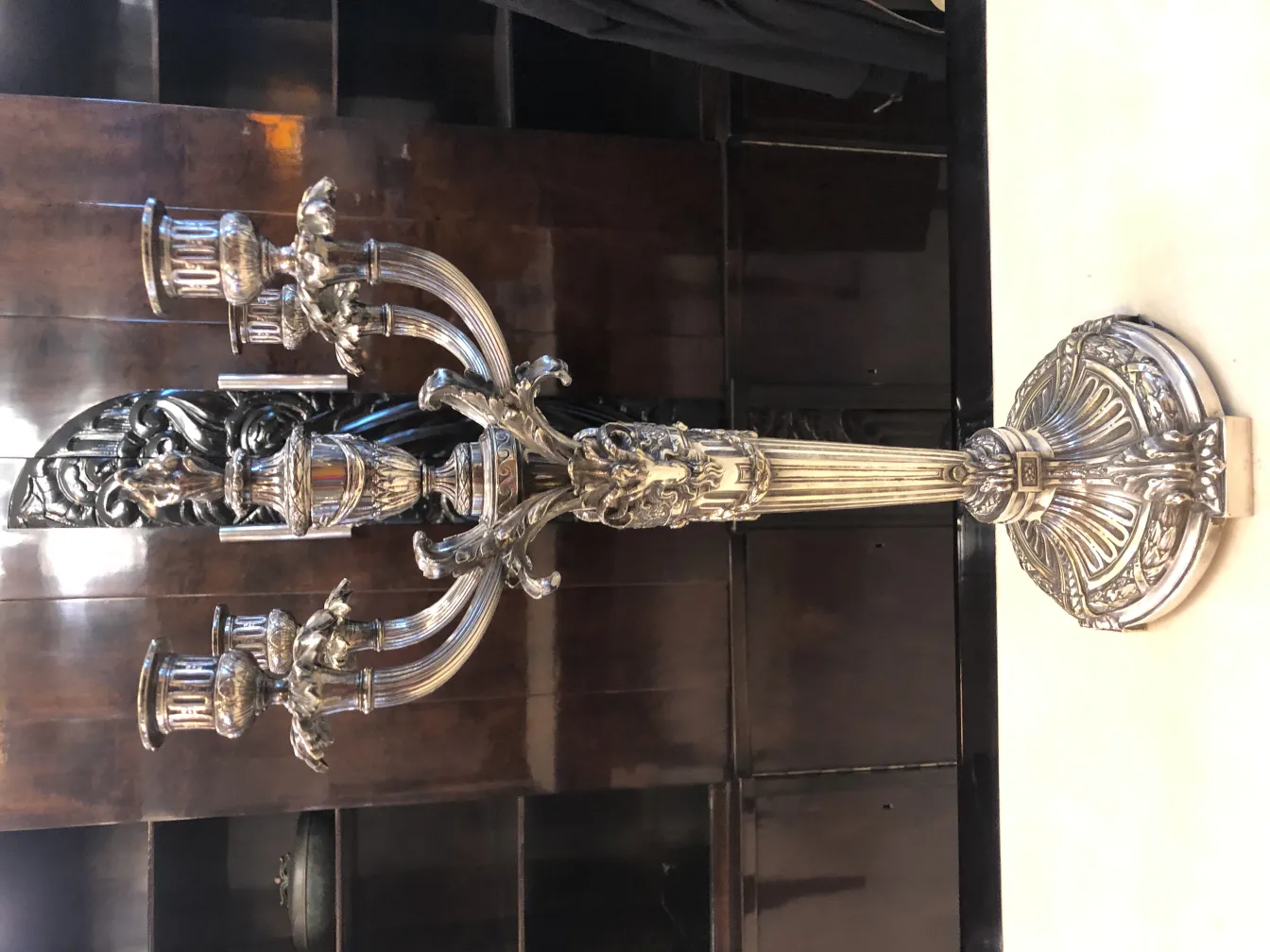 प्राचीन कैंडेलब्रा art nouveau जो जटिल विवरणों के साथ एक क्लासिक वातावरण बना रहे हैं