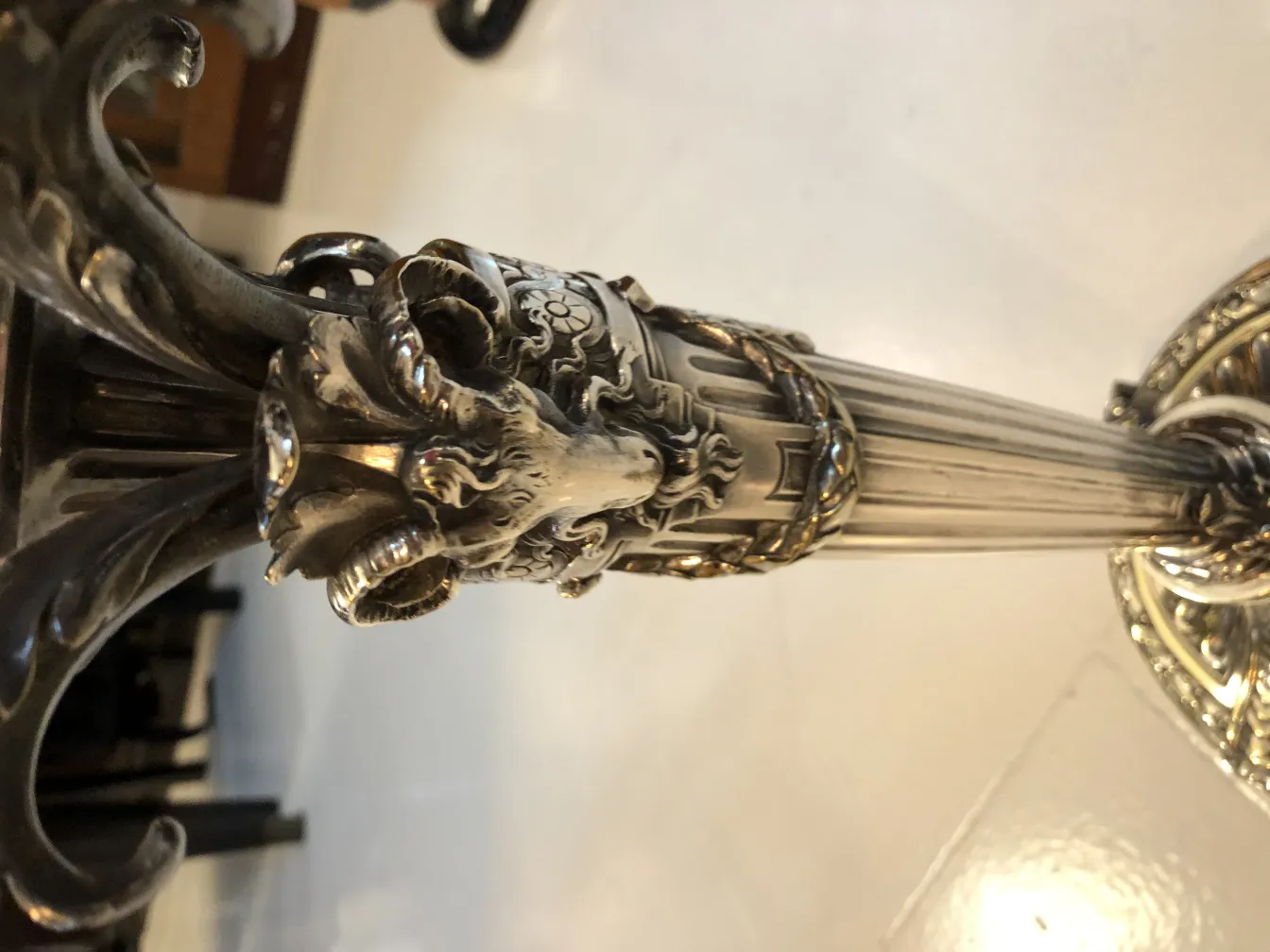 deux candelabres anciens art nouveau avec des détails élaborés