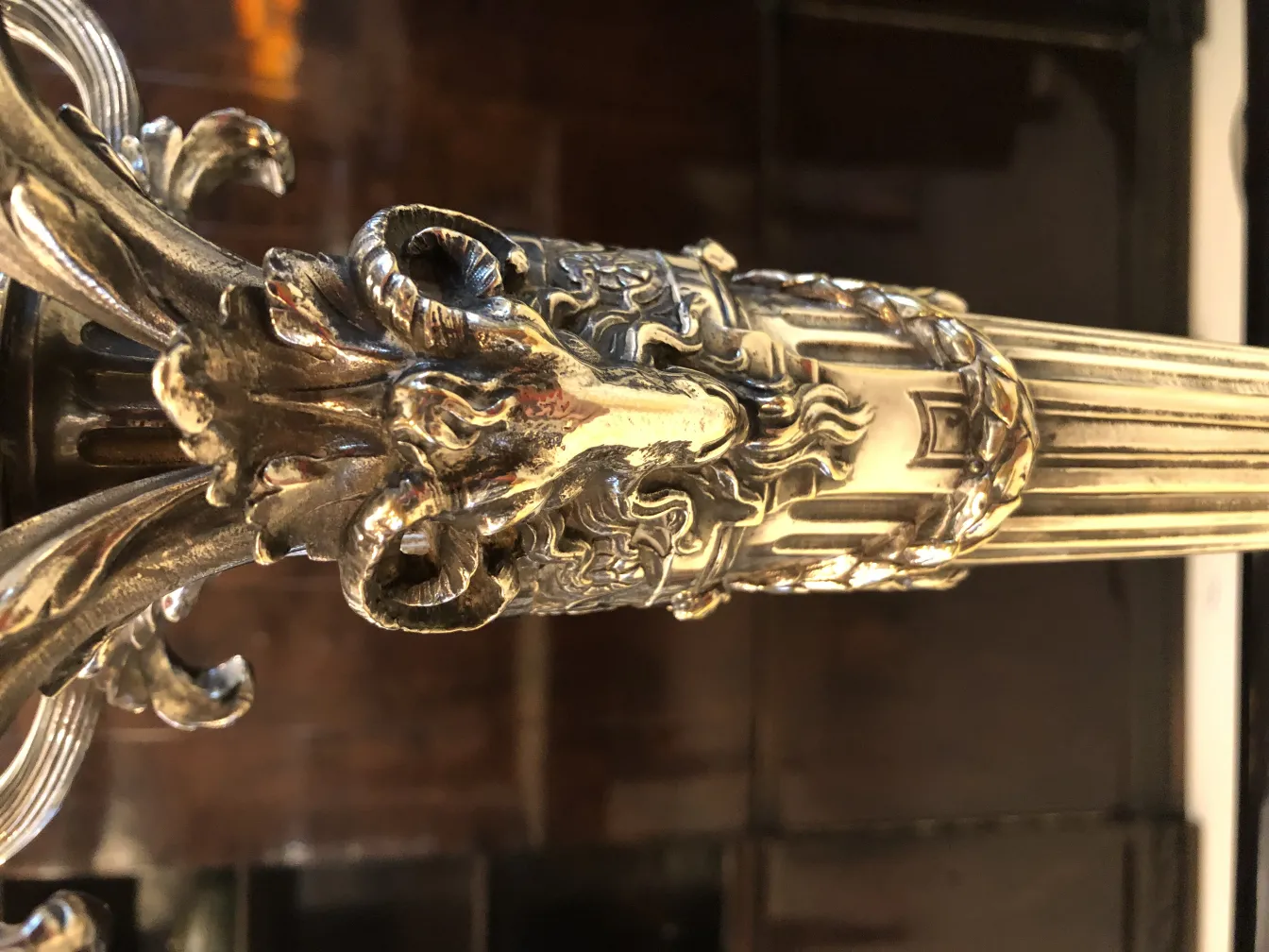 두 개의 오래된 촛대 아르 누보 스타일, 고전적인 환경에서 사실적이고 세련된.