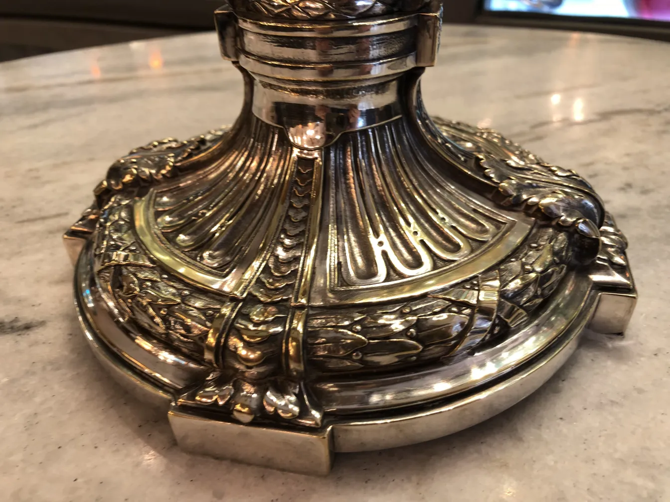 zwei antike kerzenhalter mit ornamentalen details