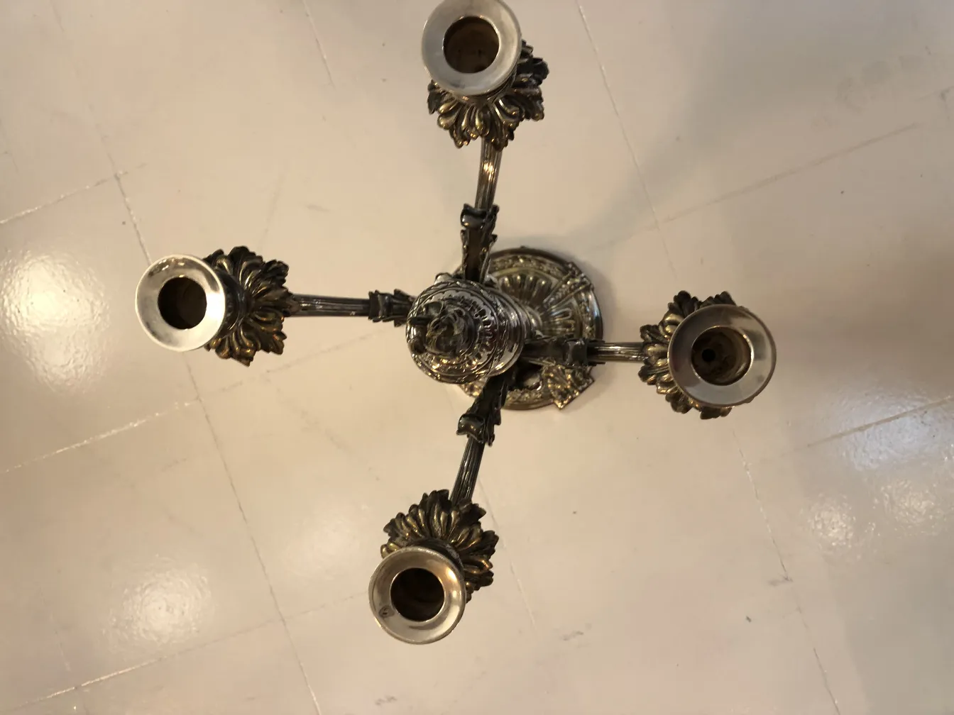 due candelabri antichi con dettagli decorativi