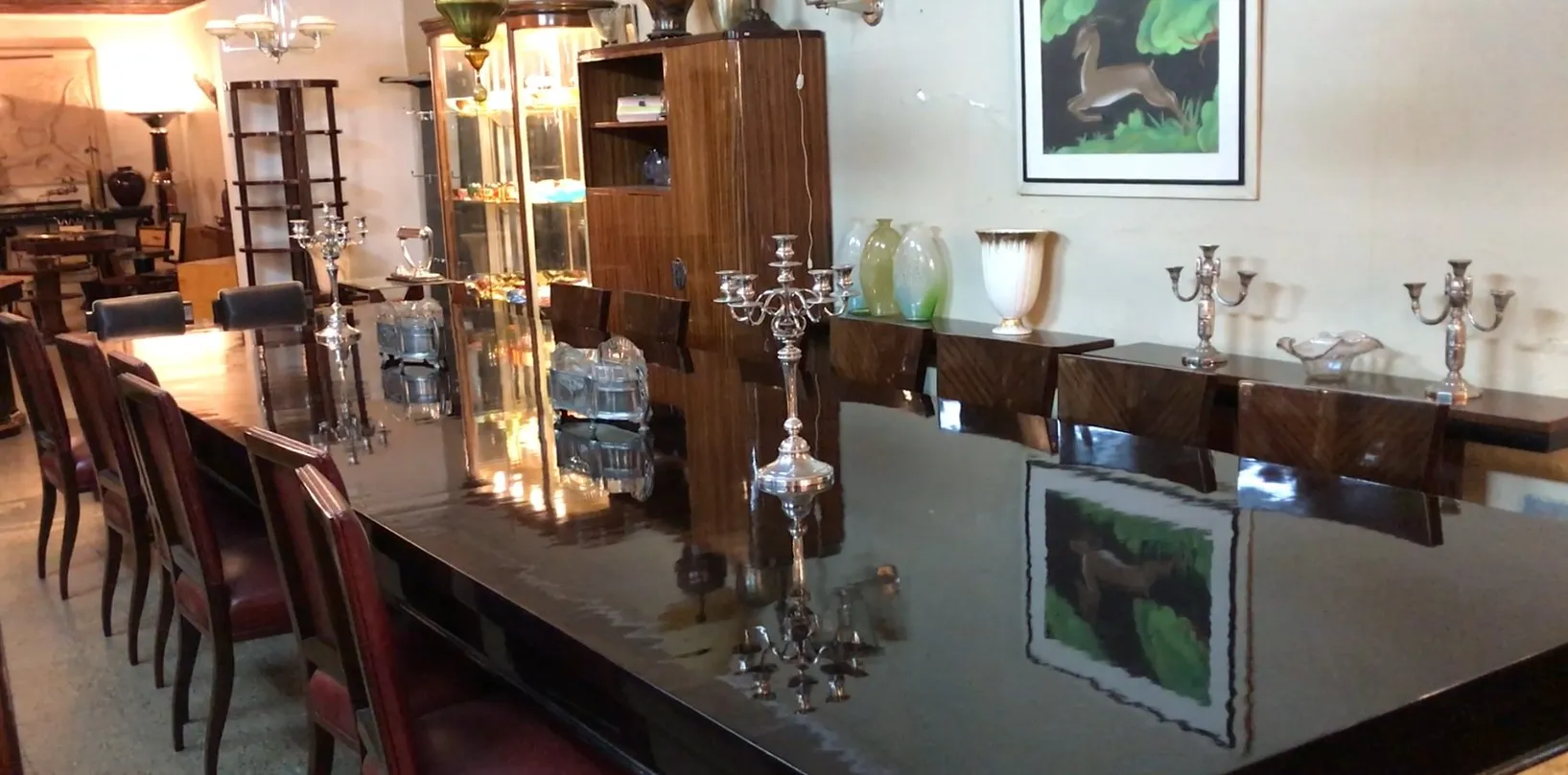 dois candelabros antigos decorativos em uma mesa brilhante