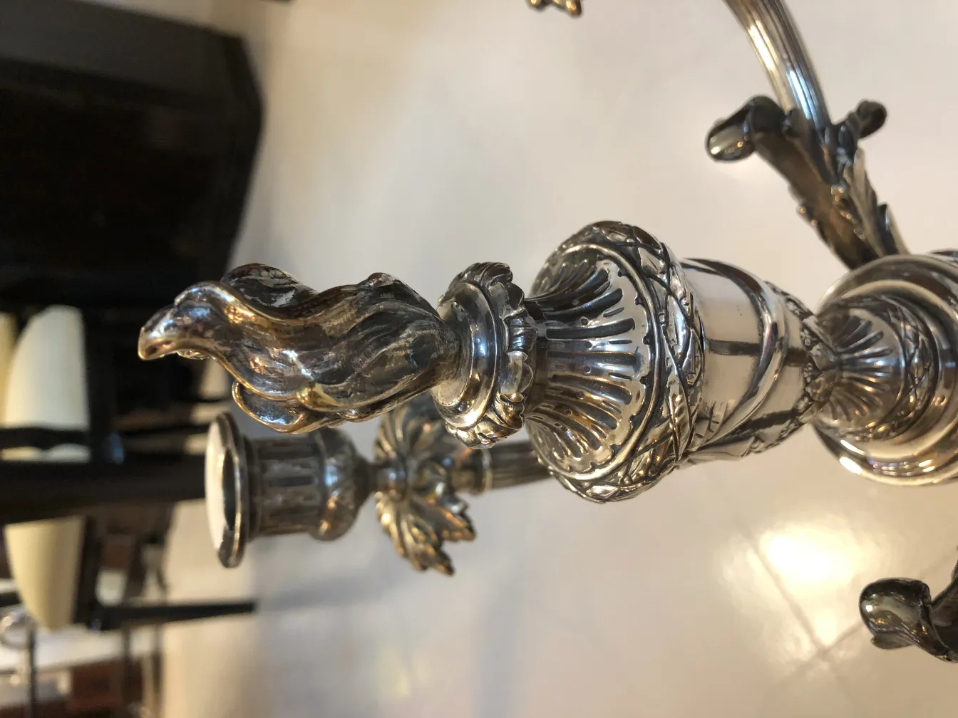 古董蜡烛台，带有优雅环境中的装饰细节