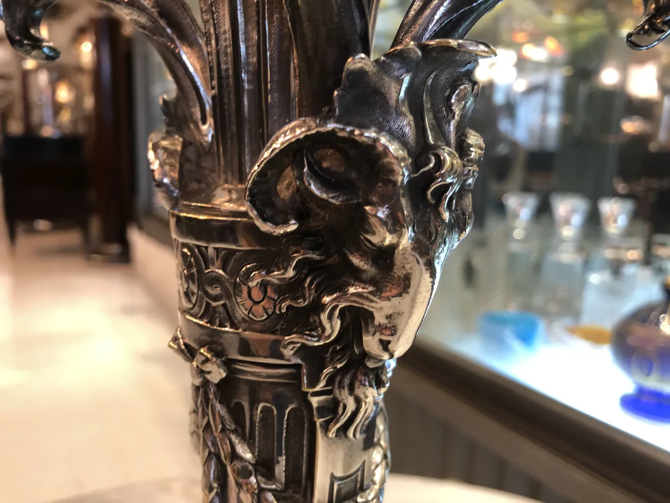 Candélabres anciens art nouveau avec des détails élaborés dans un cadre élégant.