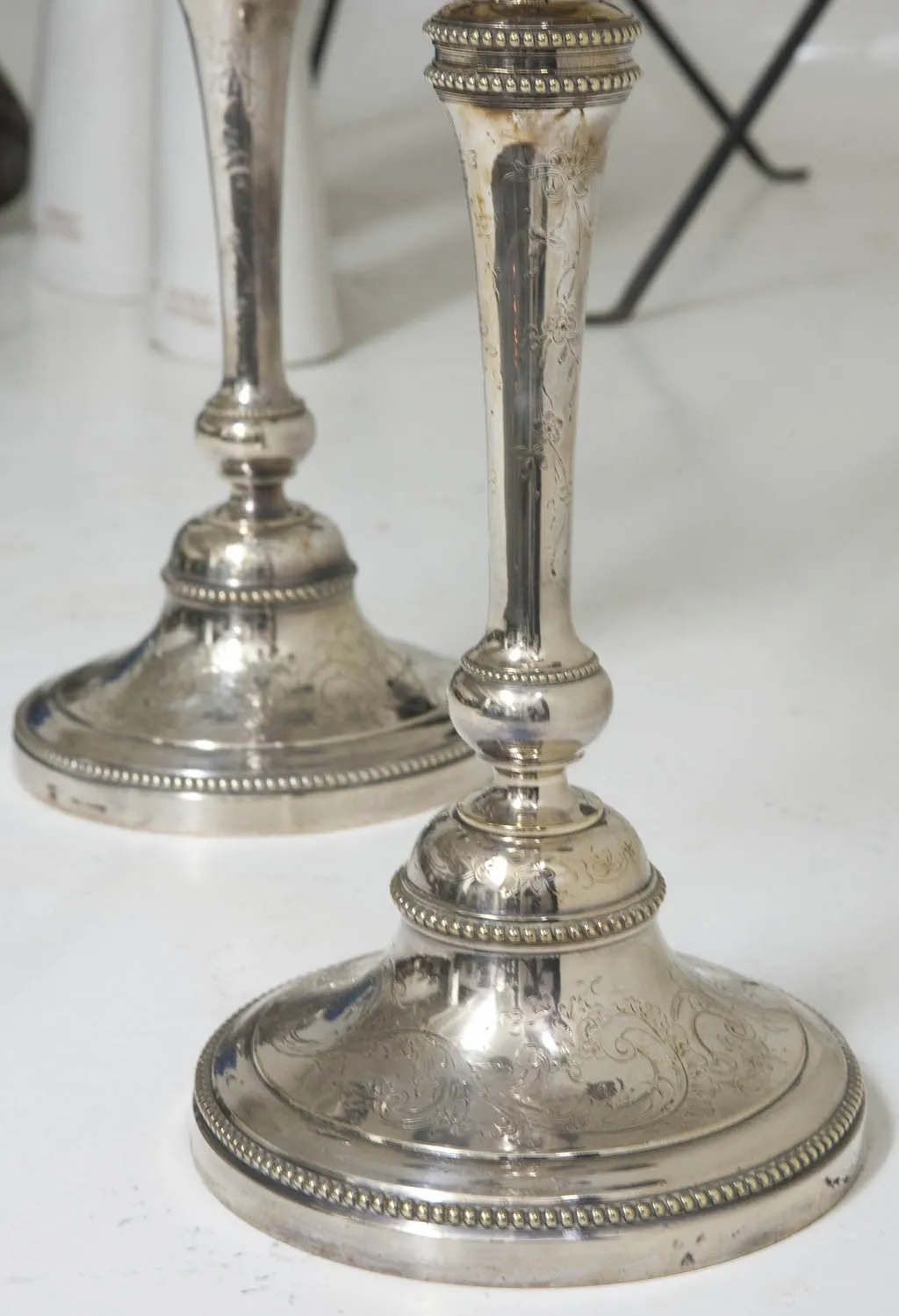 dos candelabros antiguos elegantes con detalle artístico