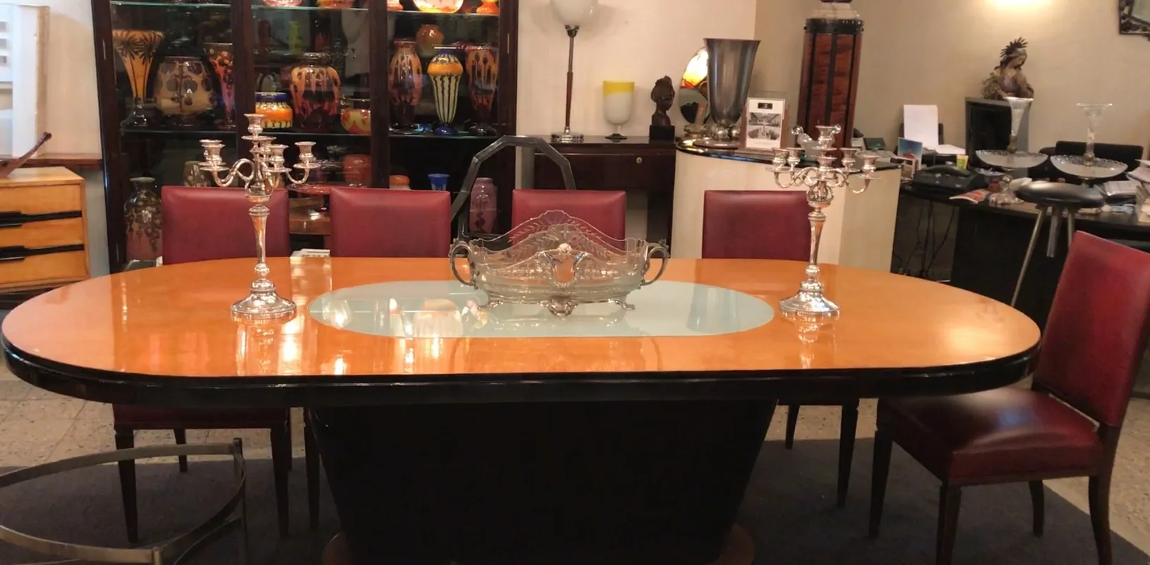 Dos antiguos candelabros decorativos en una mesa elegante.