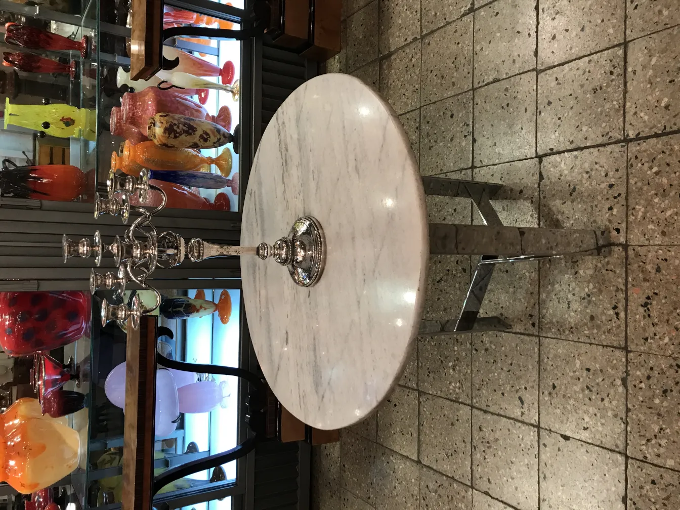 candélabres anciens art nouveau sur une table