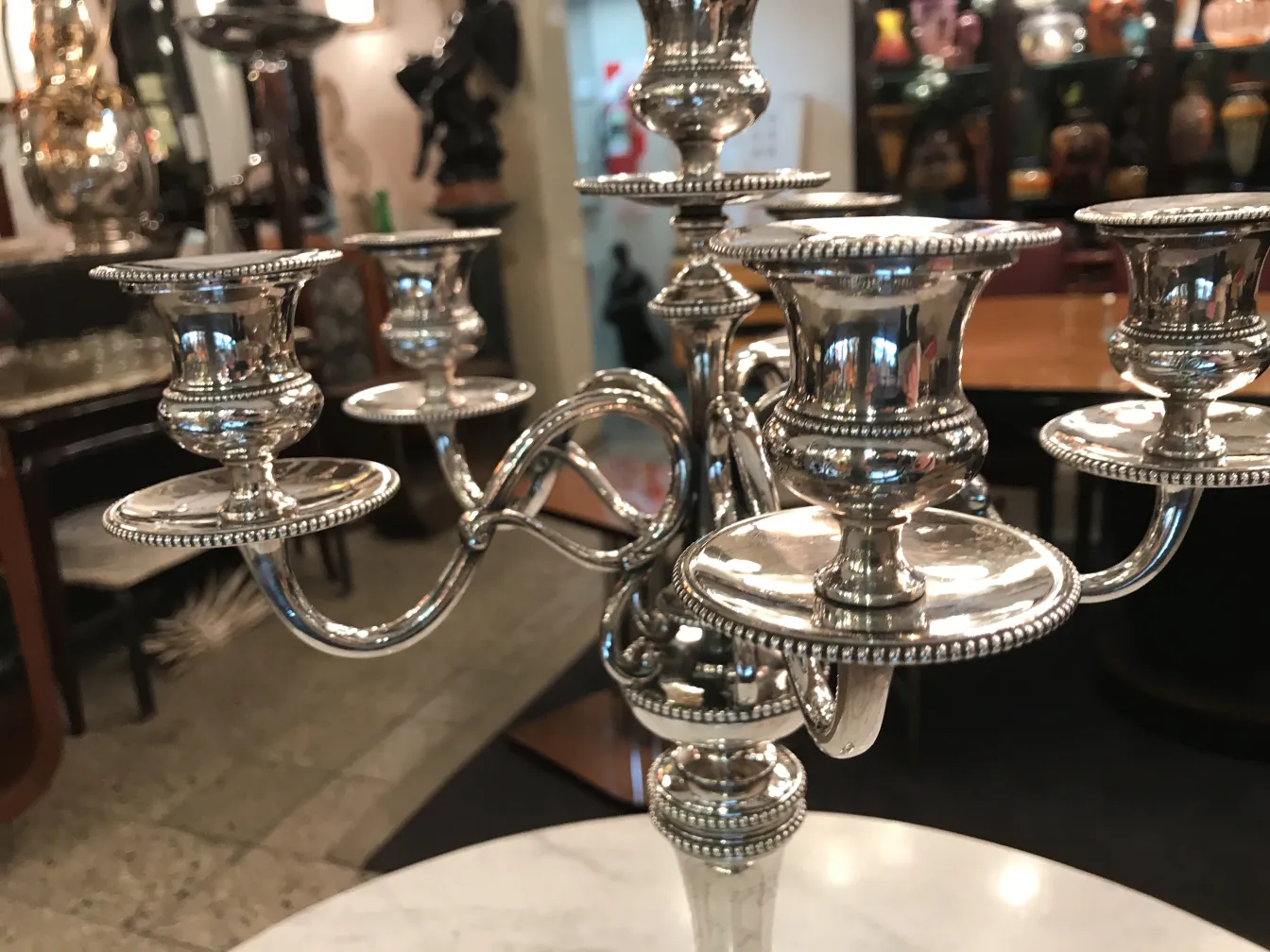 Belos castiçais antigos no estilo Art Nouveau, decorativos e elegantes, perfeitos para qualquer ambiente.