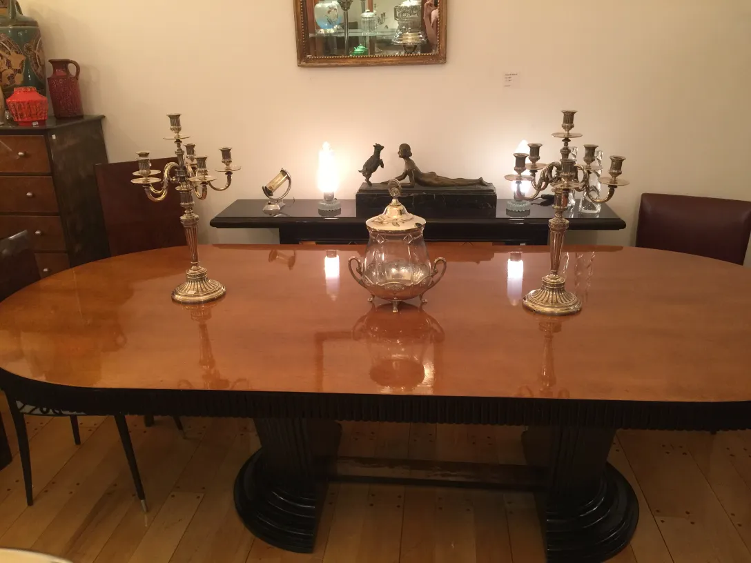 2 candelabros antiguos art nouveau sobre una mesa elegante en un ambiente acogedor.