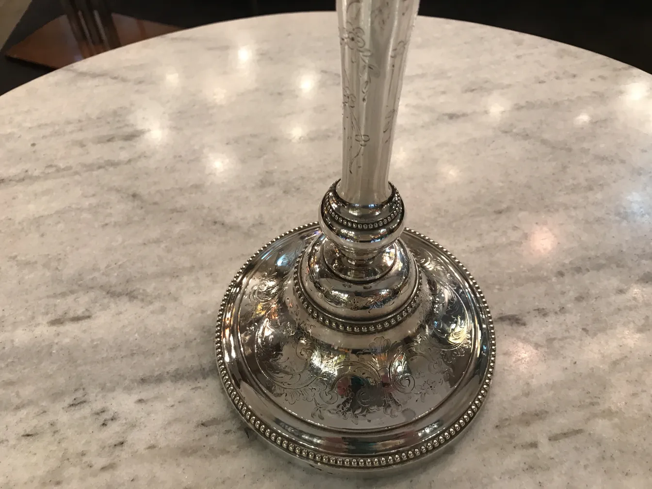 Base ornamentada de un candelabro antiguo, art nouveau