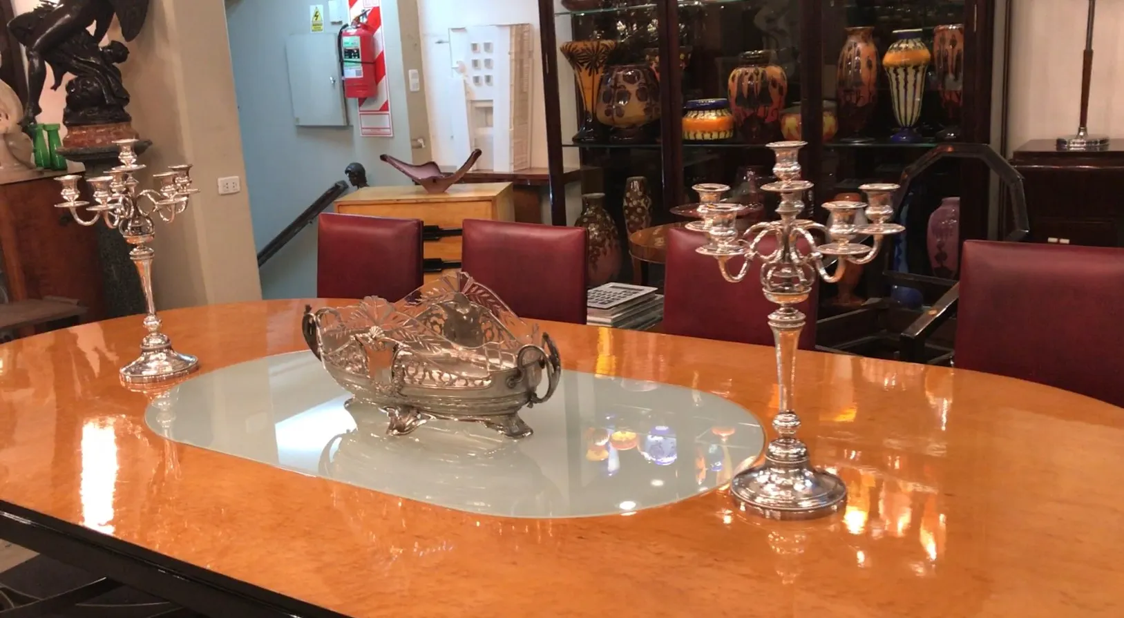 Lindos castiçais antigos art nouveau na mesa