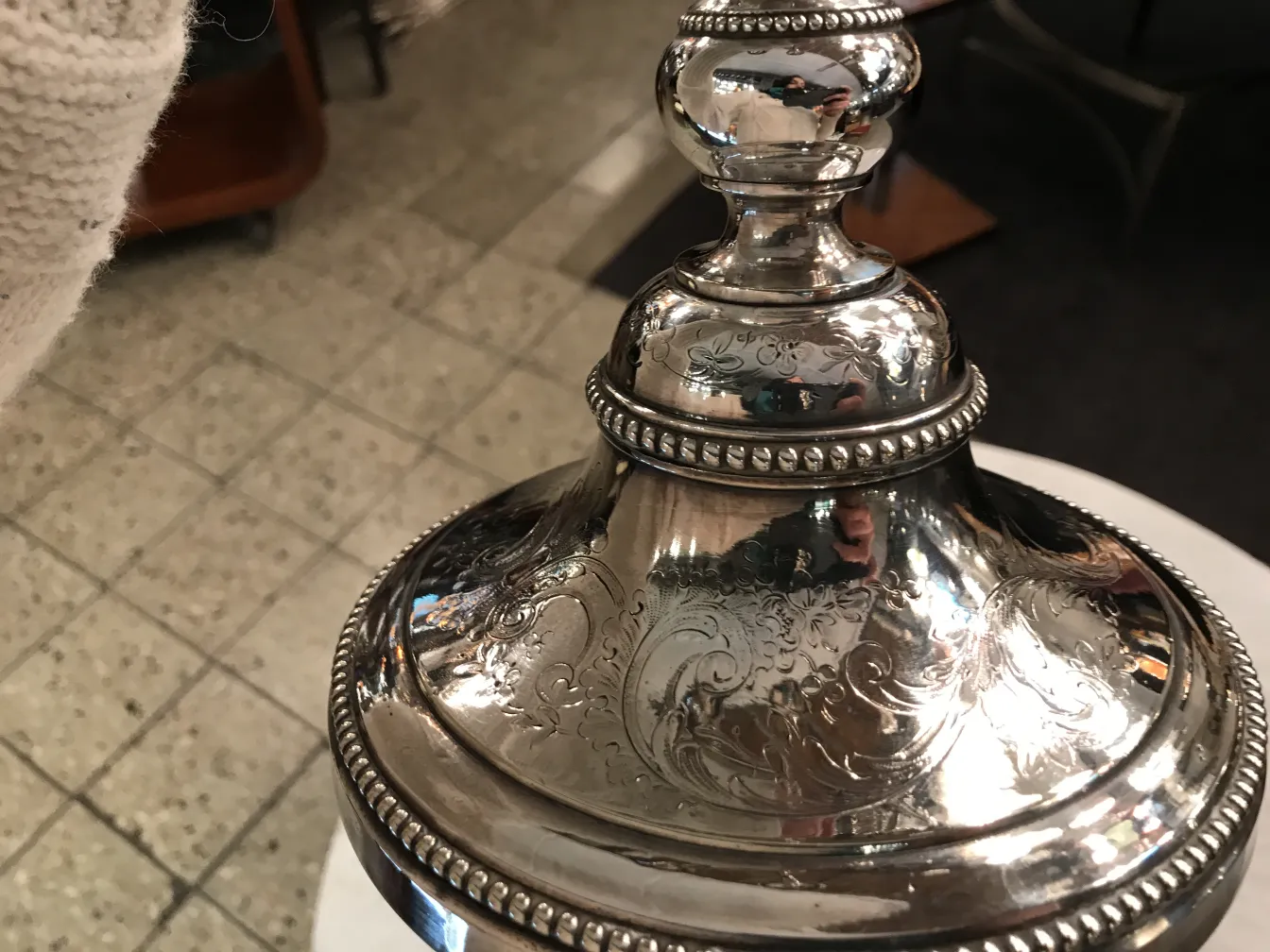 Vista dettagliata di 2 candelabri antichi con incisioni in un ambiente accogliente