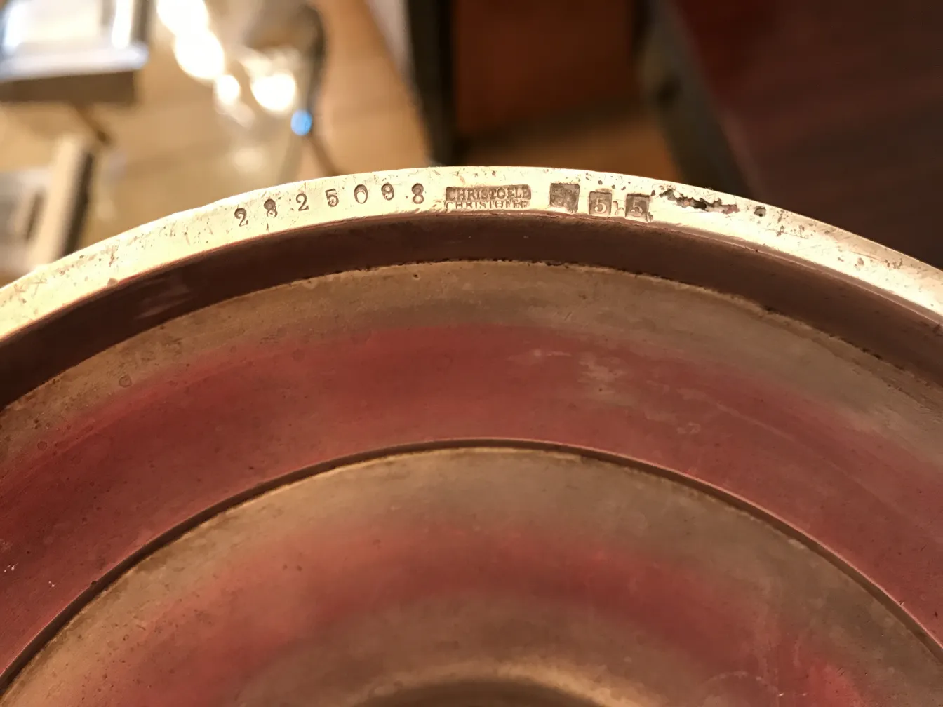 dois castiçais antigos art nouveau com detalhes visíveis