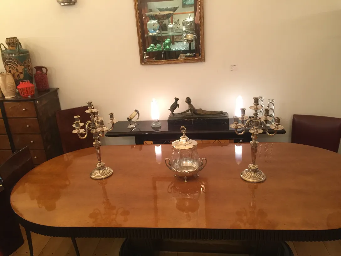 Conjunto de 2 castiçais antigos, design elegante e clássico, ambiente acolhedor.