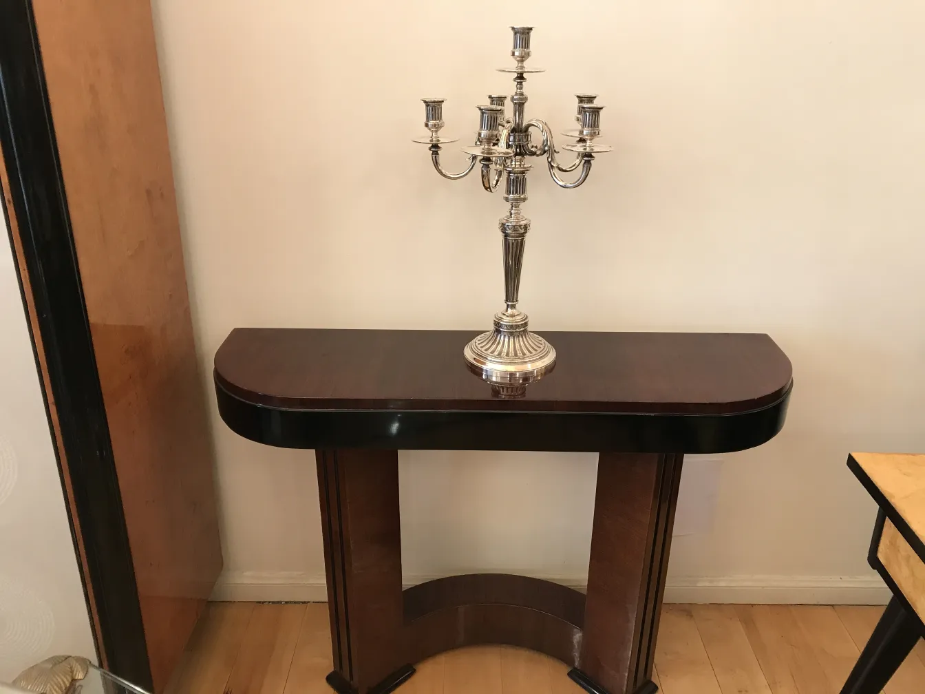 due portacandeli antichi in stile Art Nouveau su un tavolo