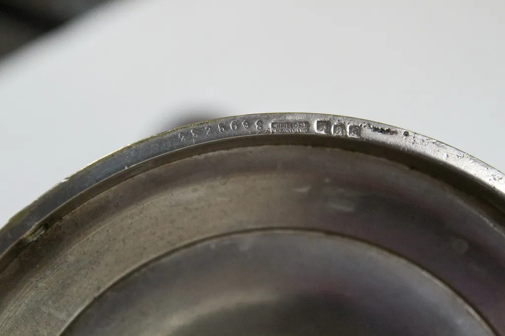 Zwei antique art nouveau kerzenhalter vor einem subtilen Hintergrund.