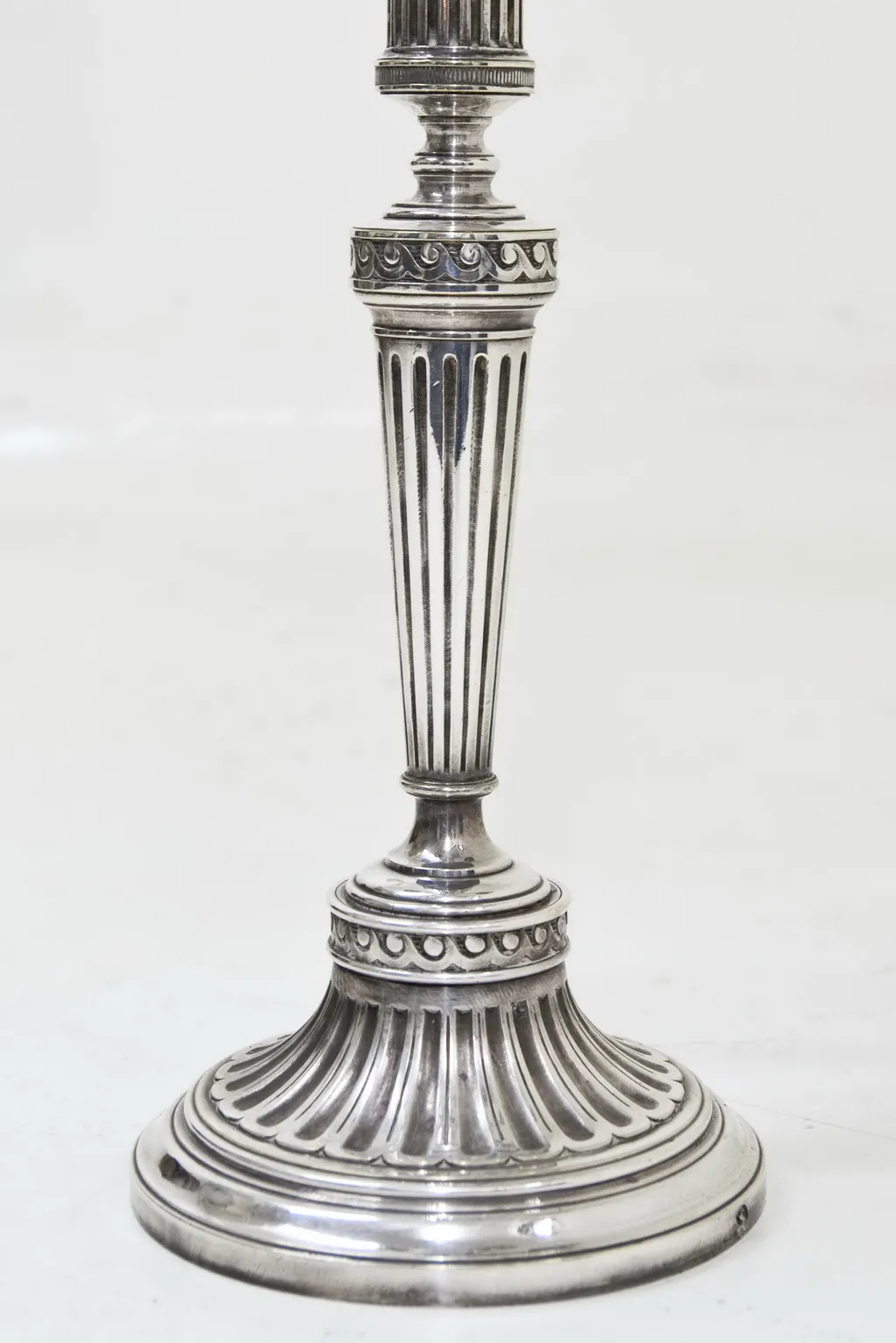 dos candelabros antiguos con detalles elegantes y formas clásicas