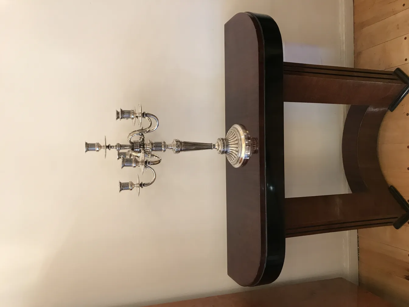 Dos candelabros antiguos art nouveau con forma elegante sobre una mesa