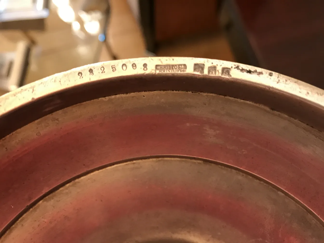 Deux candélabres anciens art nouveau avec détails décoratifs. Ambiance de fond chaude.