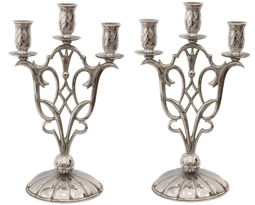 Juego de 2 candelabros antiguos art nouveau con detalles elaborados en un entorno elegante.