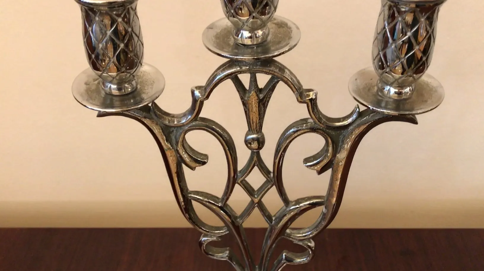 Vista di 2 portacandeli antichi art nouveau con dettagli decorativi