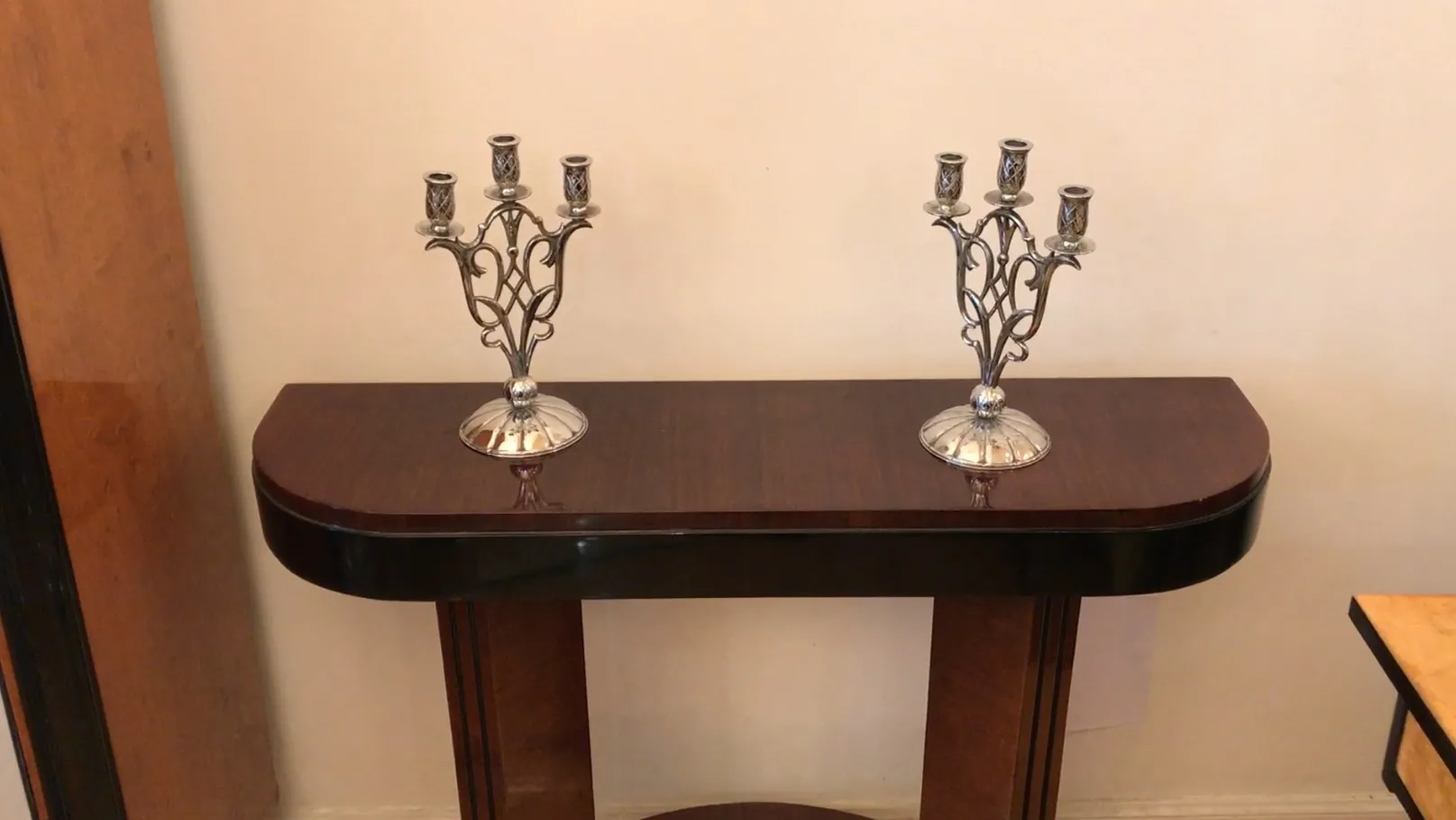 Dos candelabros antiguos en una mesa elegante.