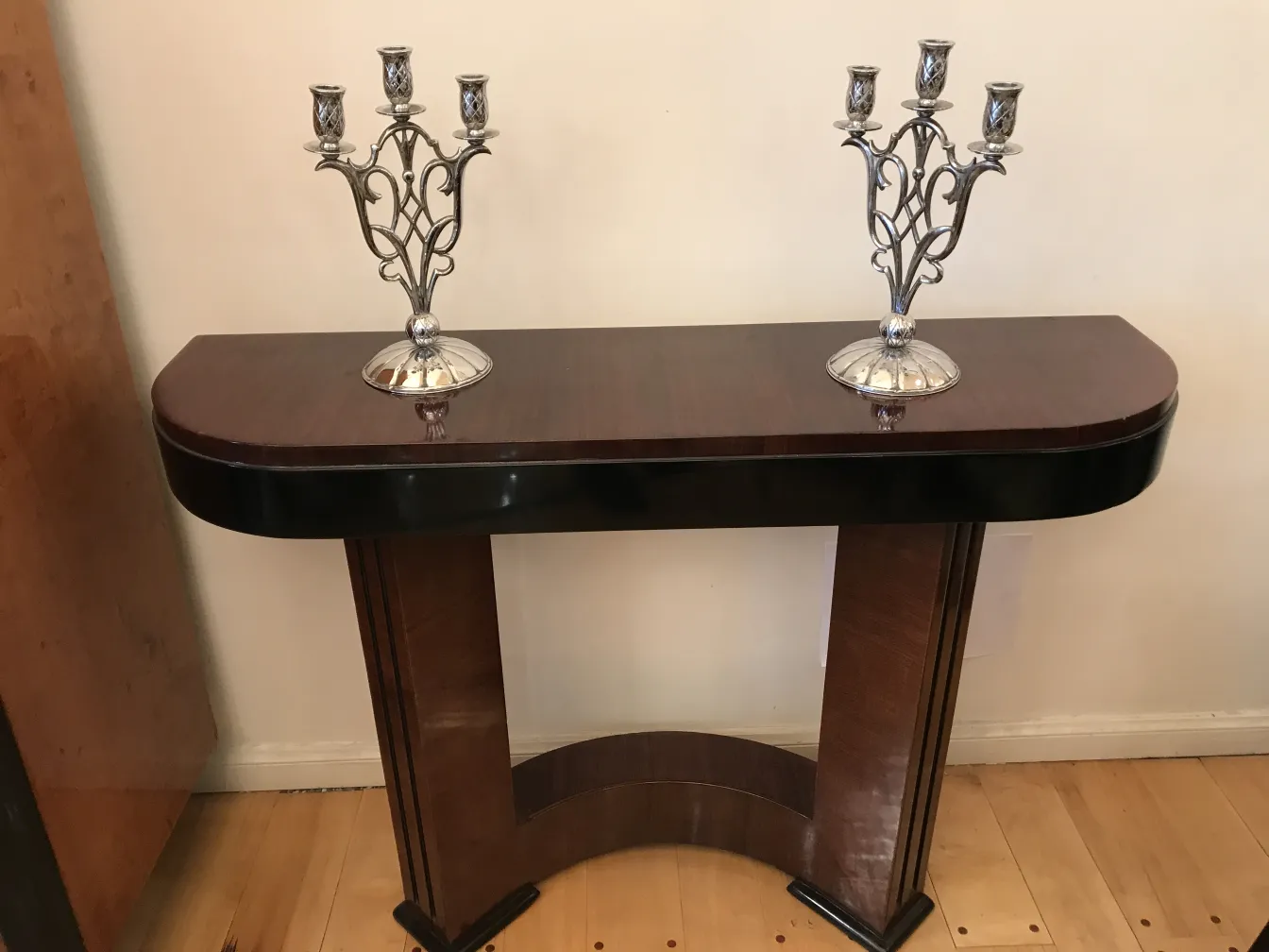 Conjunto de 2 candelabros antiguos art nouveau en una mesa elegante