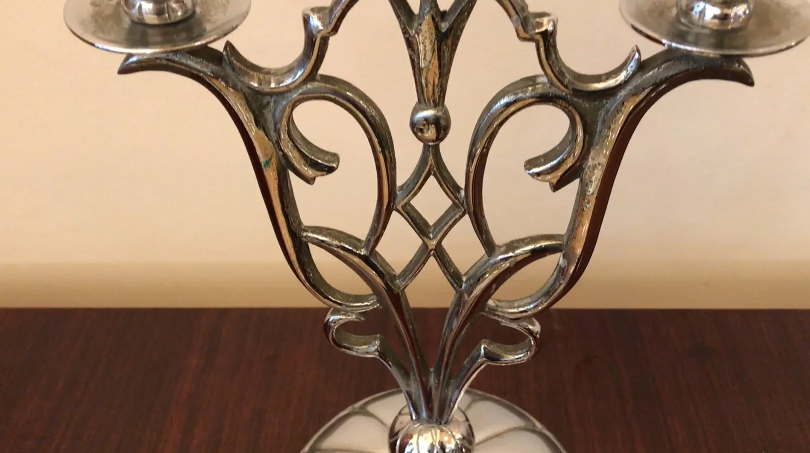 2 candelabros antiguos con elegante diseño art nouveau, en un entorno cálido.