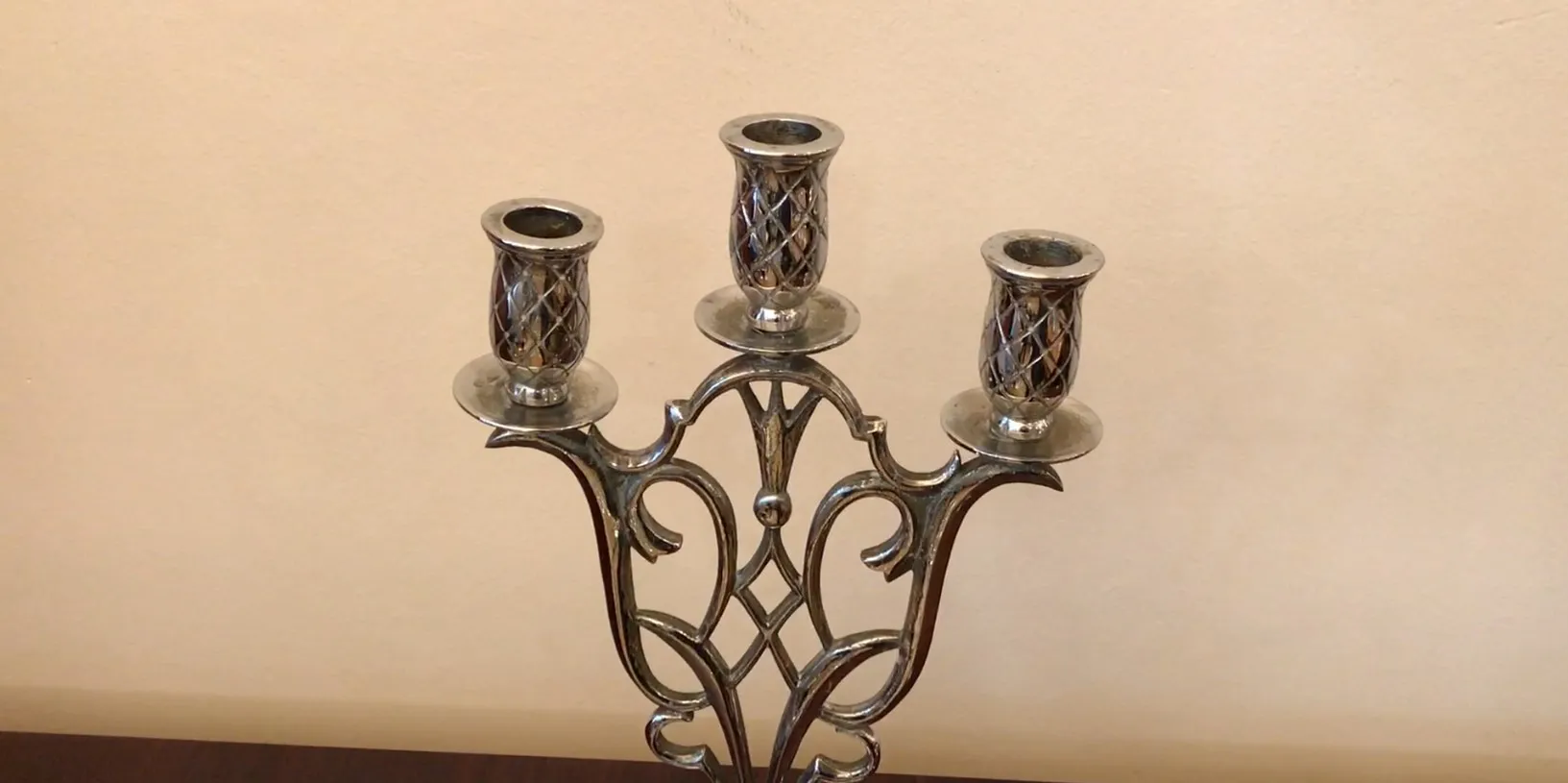 Un paio di candelabri antichi in stile art nouveau con tre bracci decorativi.