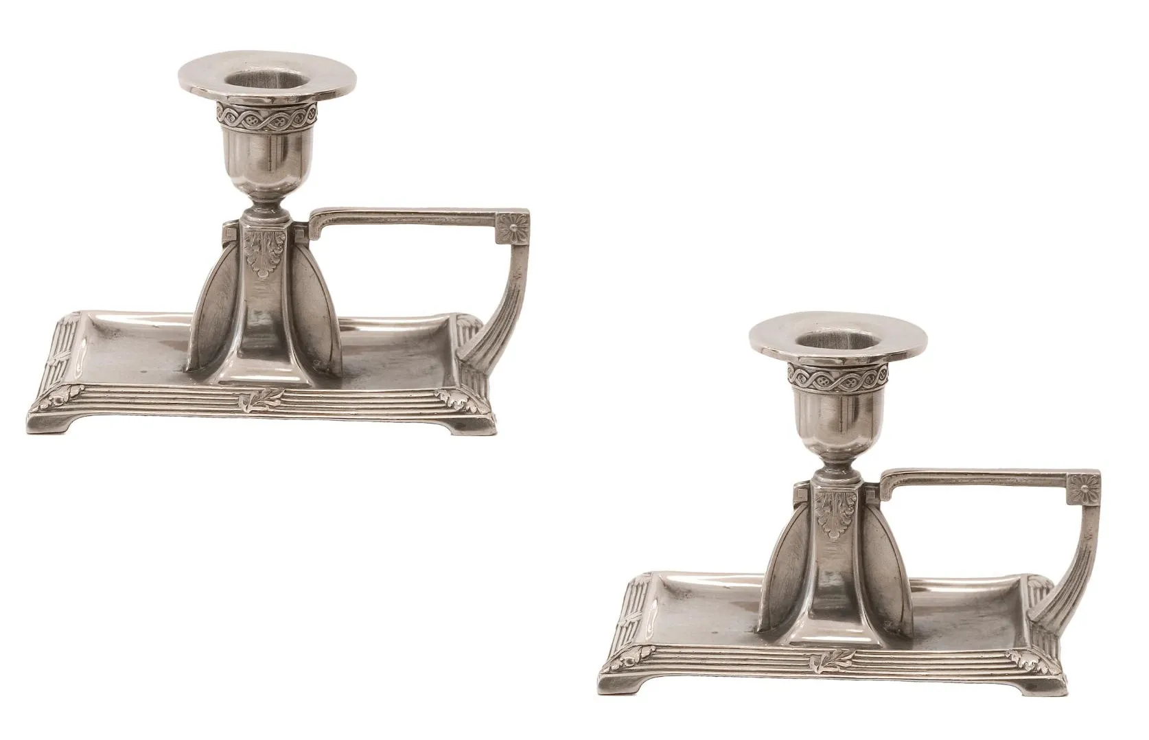 paire de candélabres anciens avec forme détaillée et base décorative, fond blanc