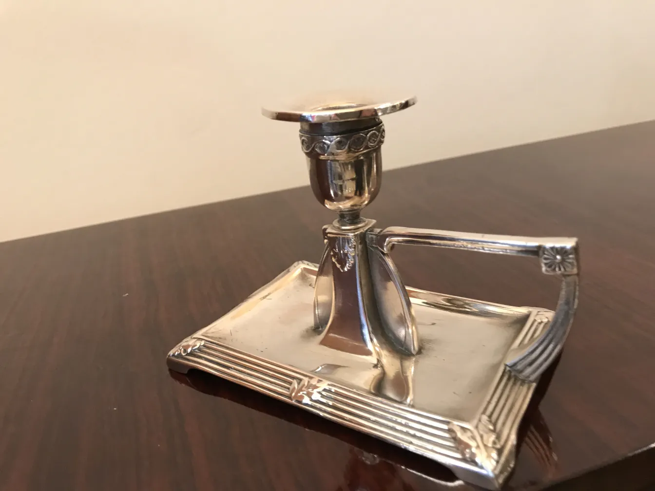 2 candelabros antiguos con diseño detallado y elegancia