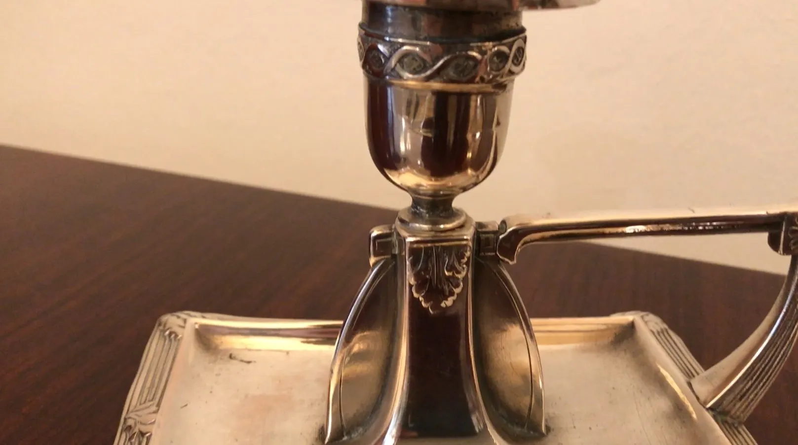 Dois castiçais antigos com design Art Nouveau sobre mesa