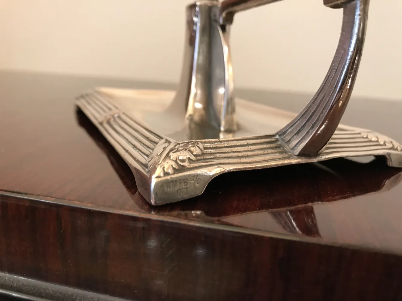 zwei antike kerzenhalter art nouveau mit Detail an der Basis