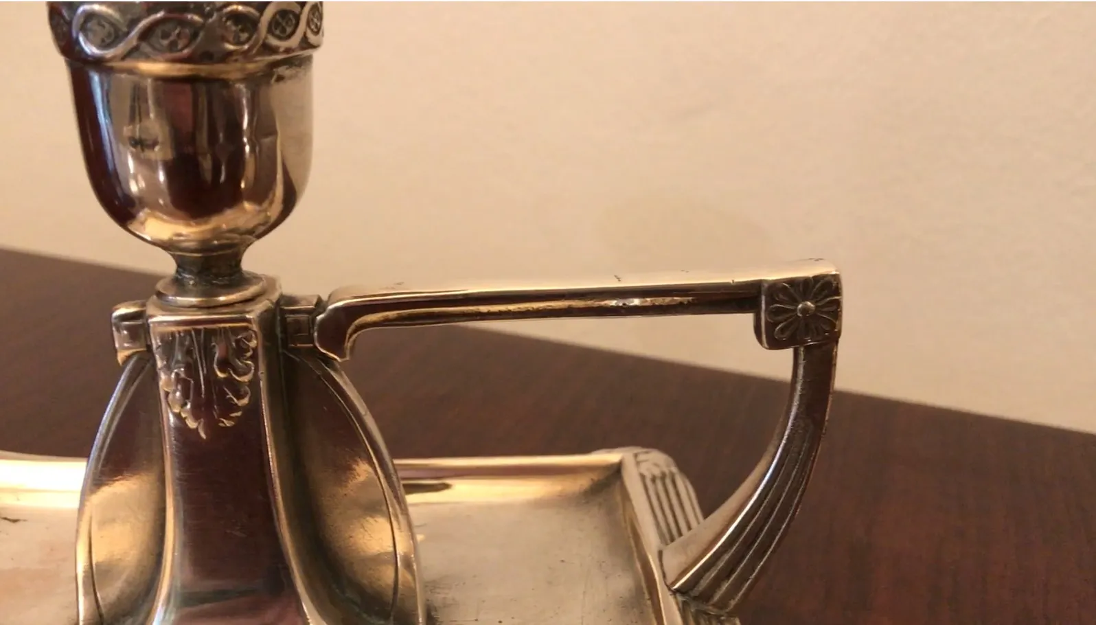 deux candélabres anciens de style art nouveau sur la table