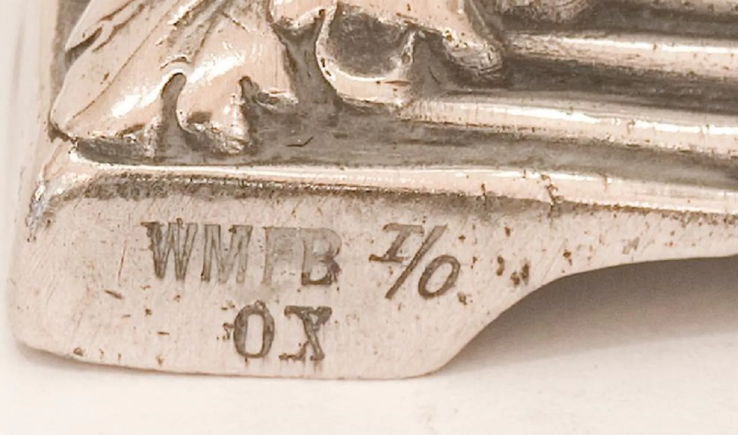 Боковой вид двух античных подсвечников art nouveau на нейтральном фоне.