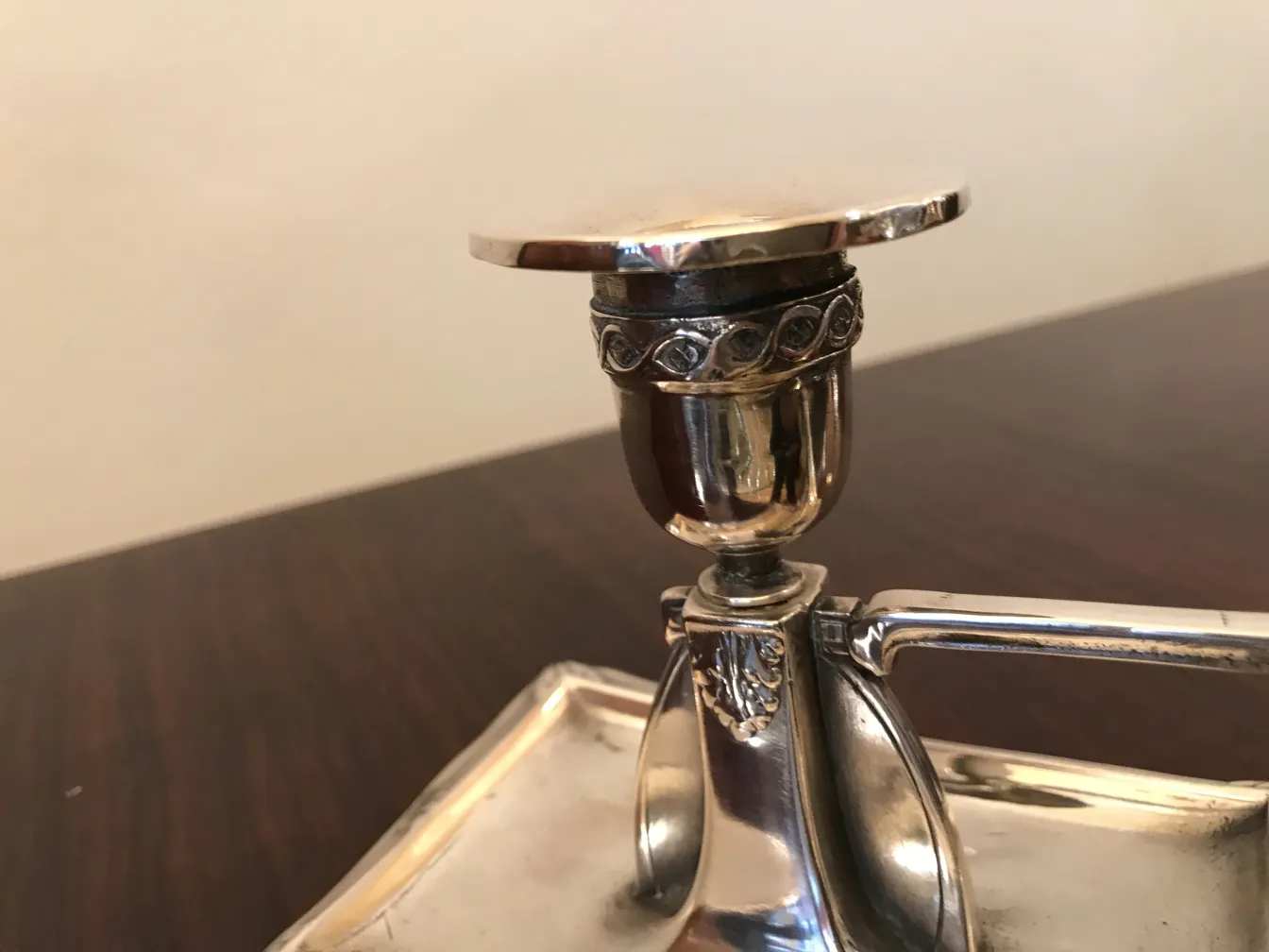 2 antike kerzenhalter art nouveau auf Holztisch